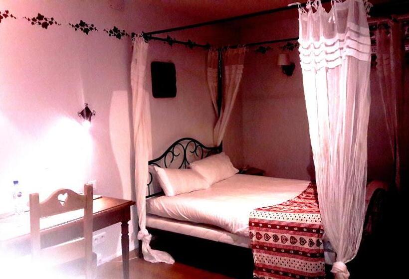 Economy Triple Room, The Originals Boutique, Hôtel La Ferme Du Pape, Eguisheim