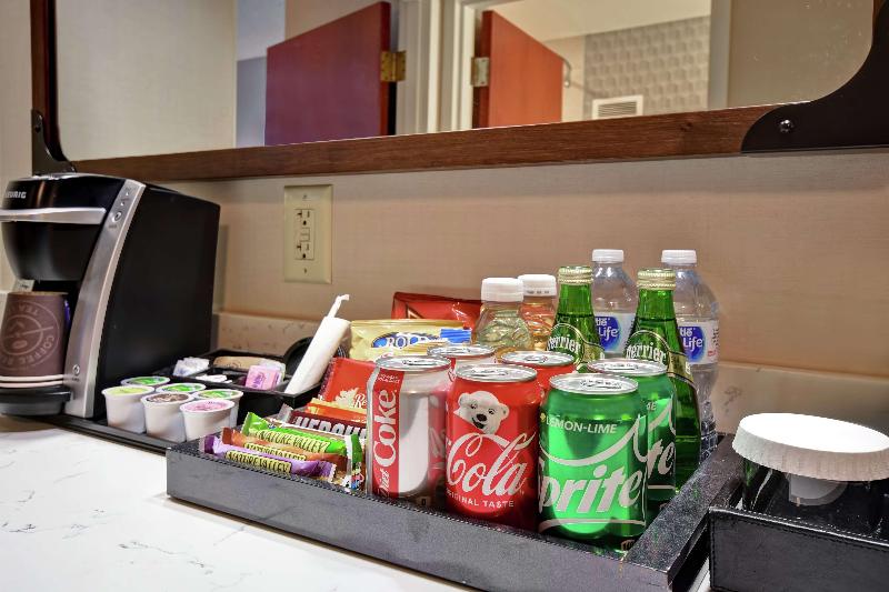 מיטת קינג בסוויטה, Embassy Suites Little Rock