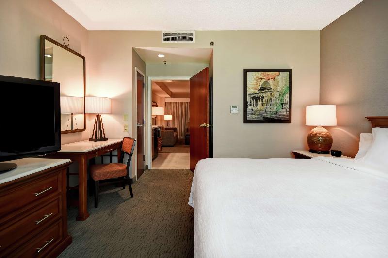 מיטת קינג בסוויטה, Embassy Suites Little Rock