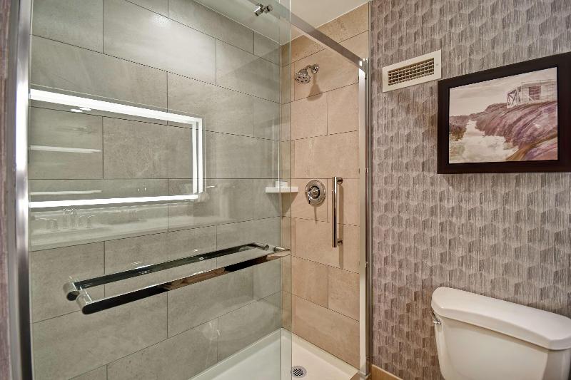מיטת קינג בסוויטה, Embassy Suites Little Rock