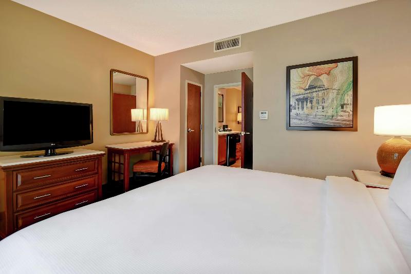 מיטת קינג בסוויטה, Embassy Suites Little Rock