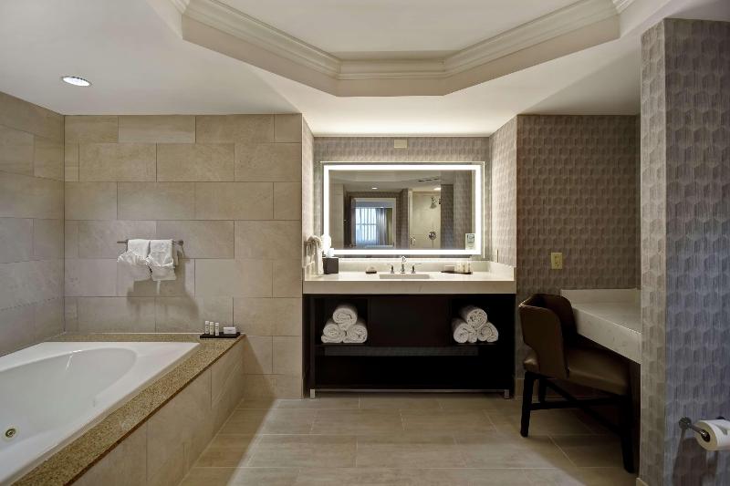 מיטת קינג בסוויטה, Embassy Suites Little Rock