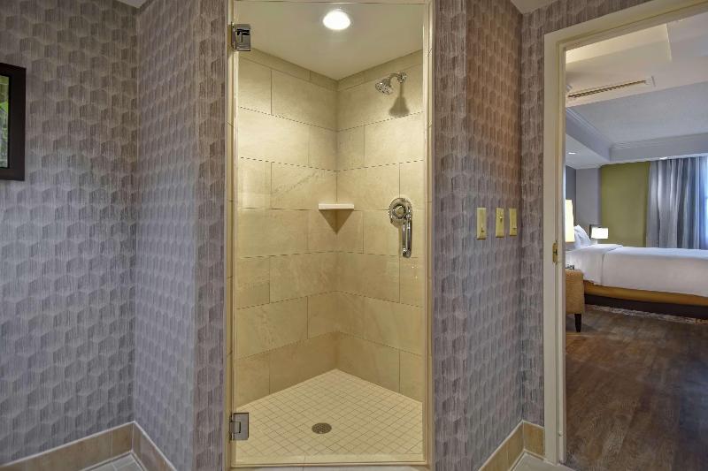 מיטת קינג בסוויטה, Embassy Suites Little Rock