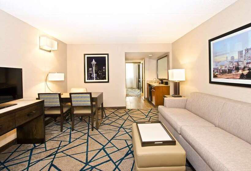 מיטת קינג בסוויטה, Embassy Suites Little Rock