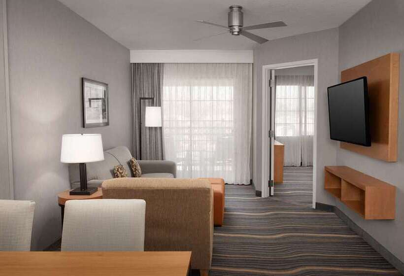 מיטת קינג בסוויטה, Embassy Suites Little Rock