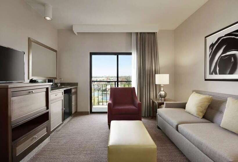 מיטת קינג בסוויטה, Embassy Suites Little Rock