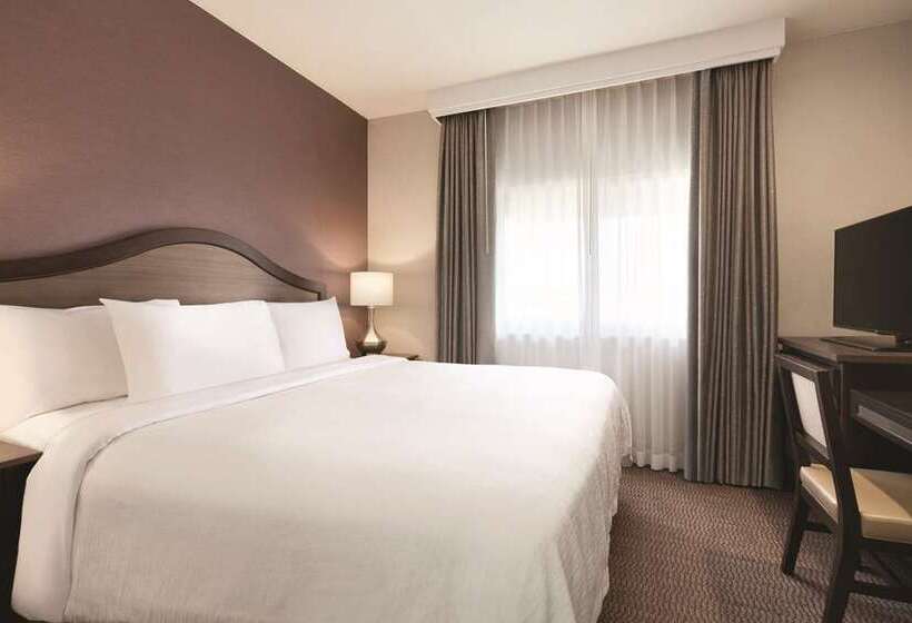 מיטת קינג בסוויטה, Embassy Suites Little Rock
