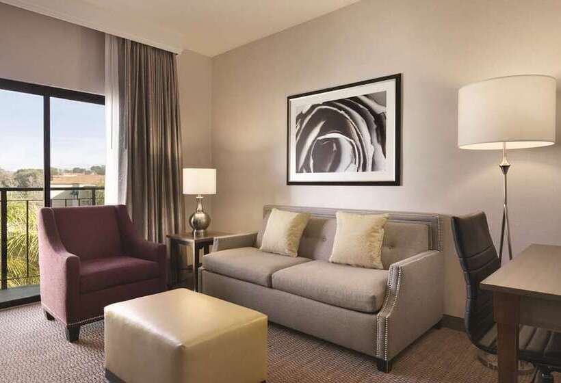 מיטת קינג בסוויטה, Embassy Suites Little Rock