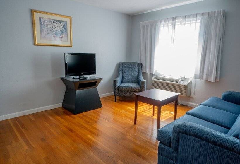 Suite Familiar, Hyannis Plaza