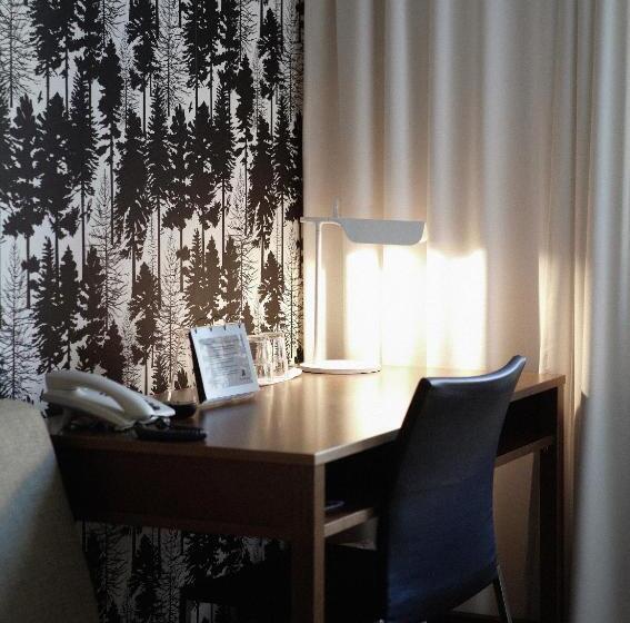 Standard Single Room, L Conrad