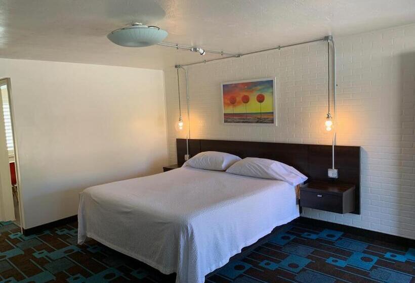 اتاق لوکس با تخت بزرگ, The Sands Motel
