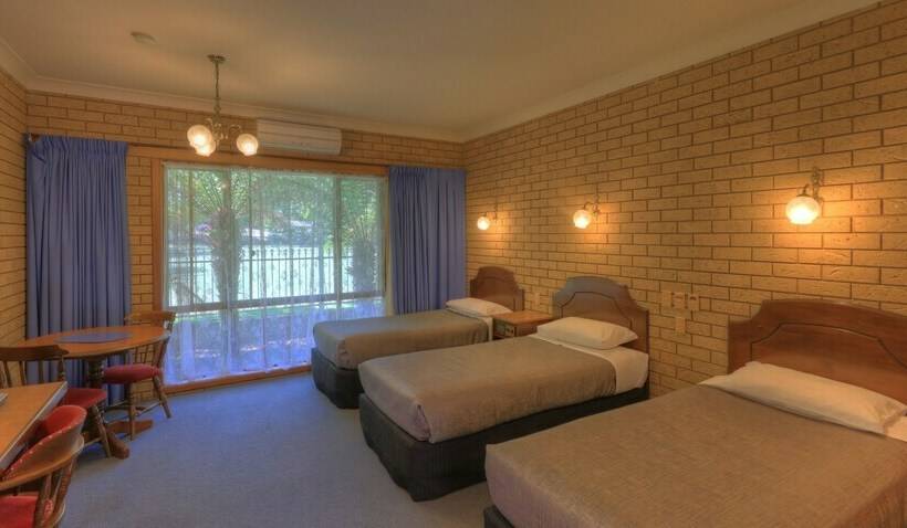 اتاق استاندارد سه نفره, Barrass's John Bright Motor Inn