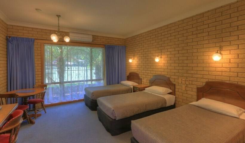 Standard Triple Room, Barrass's John Bright Motor Inn