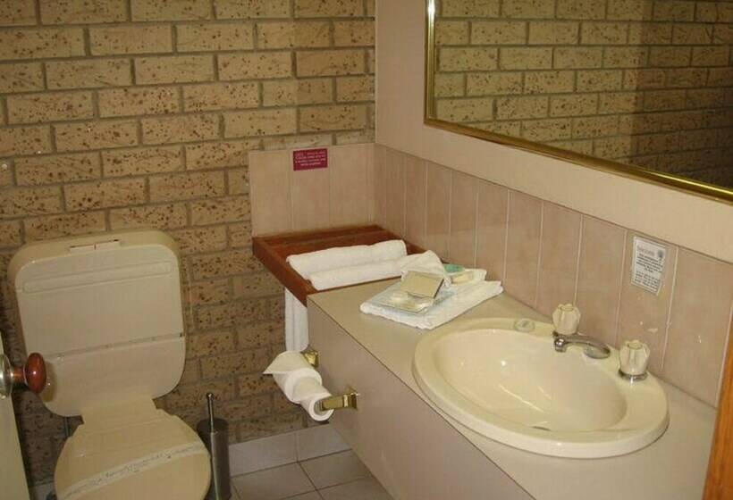 اتاق استاندارد سه نفره, Barrass's John Bright Motor Inn