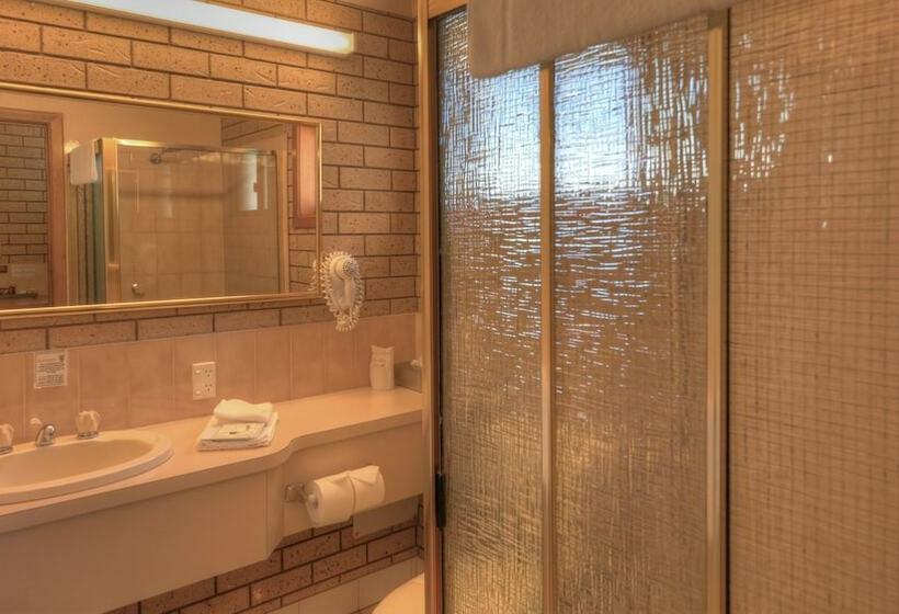 اتاق استاندارد سه نفره, Barrass's John Bright Motor Inn
