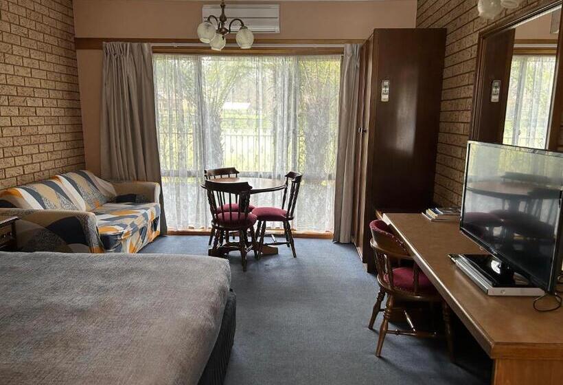اتاق خانوادگی, Barrass's John Bright Motor Inn