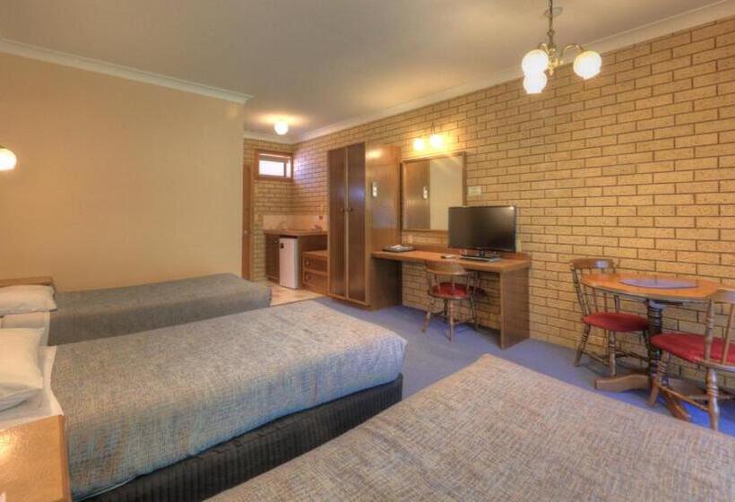 اتاق استاندارد سه نفره, Barrass's John Bright Motor Inn