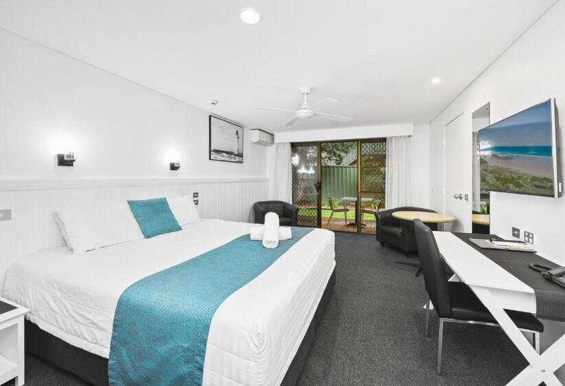 Deluxe Room King Size Bed, Macquarie Barracks Motor Inn