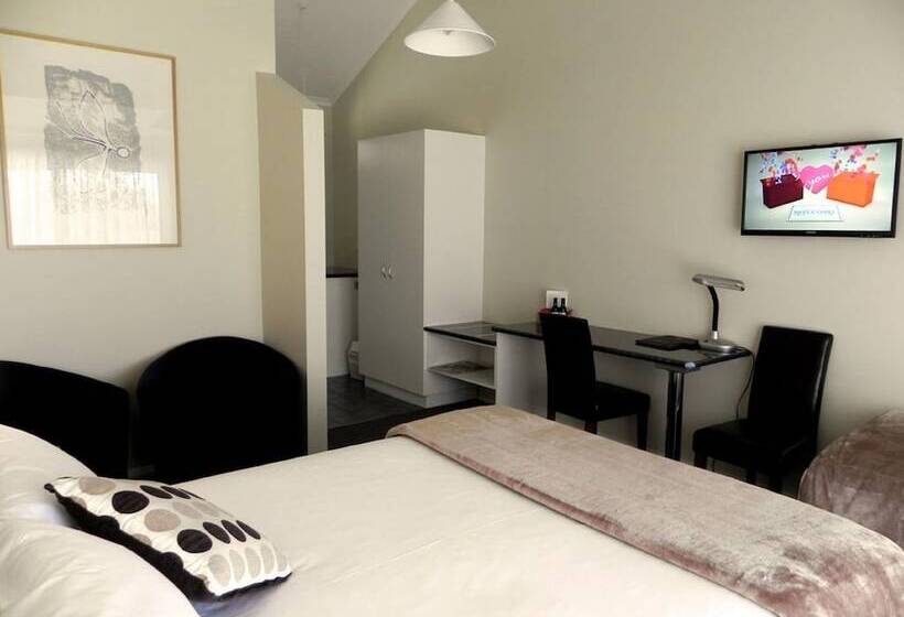 سوییت لوکس, Moore Park Inn