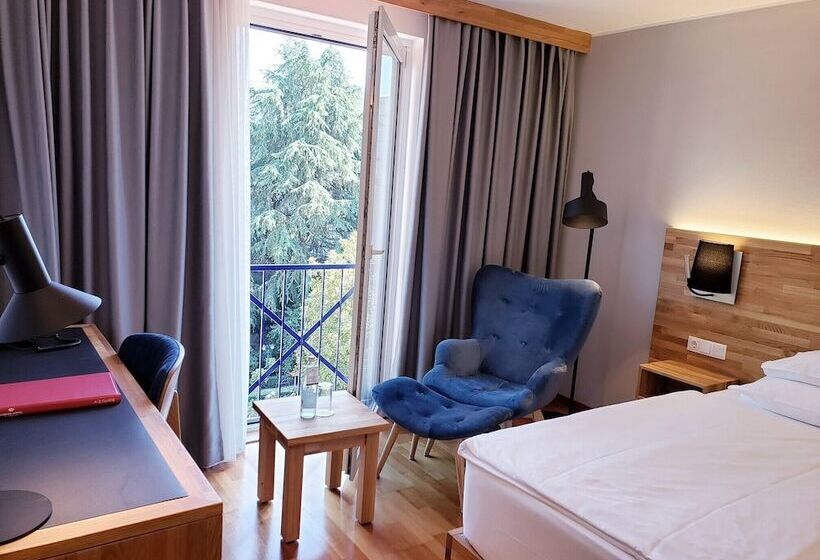 اتاق استاندارد با چشم‌انداز باغ, Rogner Hotel Tirana