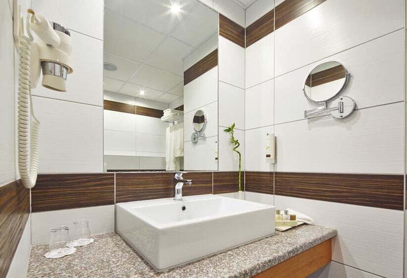 اتاق استاندارد با چشم‌انداز باغ, Rogner Hotel Tirana