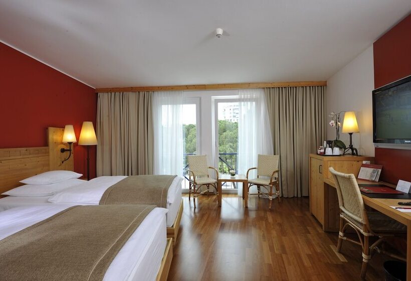 اتاق استاندارد با چشم‌انداز شهر, Rogner Hotel Tirana