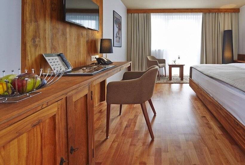 اتاق استاندارد با چشم‌انداز شهر, Rogner Hotel Tirana