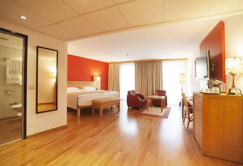 سوئیت جونیور با چشم‌انداز باغ, Rogner Hotel Tirana