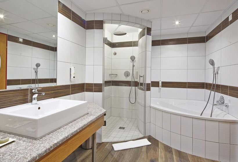 سوییت با چشم‌انداز باغ, Rogner Hotel Tirana