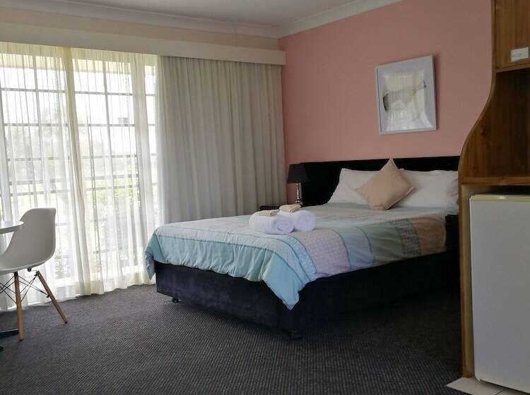 اتاق لوکس, Lakeside Lodge Motel