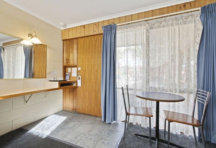 سوییت لوکس, Cunningham Shore Motel