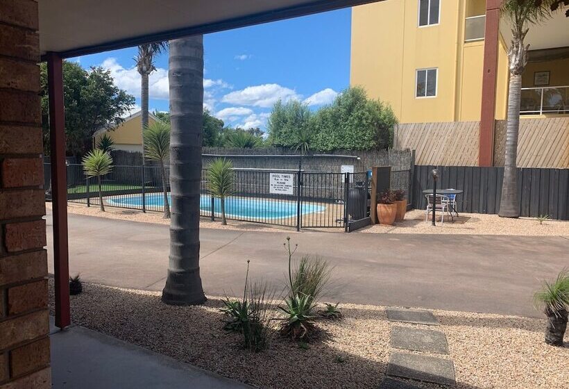سوئیت برای معلولان, Cunningham Shore Motel