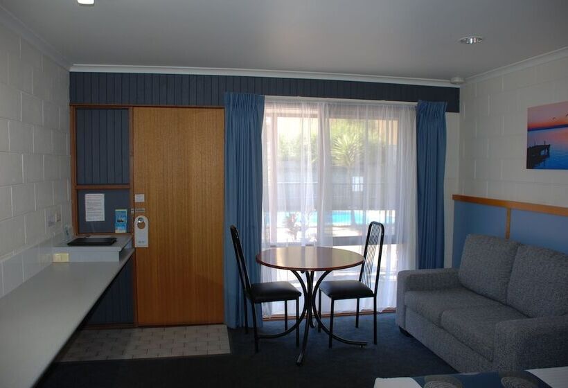 سوئیت برای معلولان, Cunningham Shore Motel