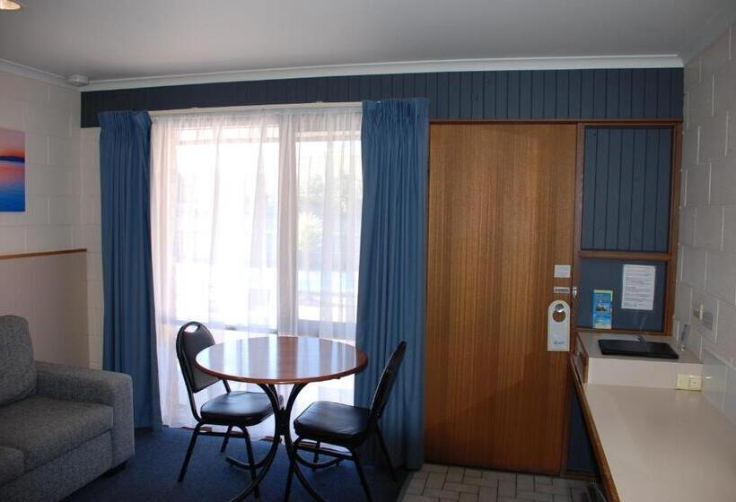 سوییت لوکس, Cunningham Shore Motel