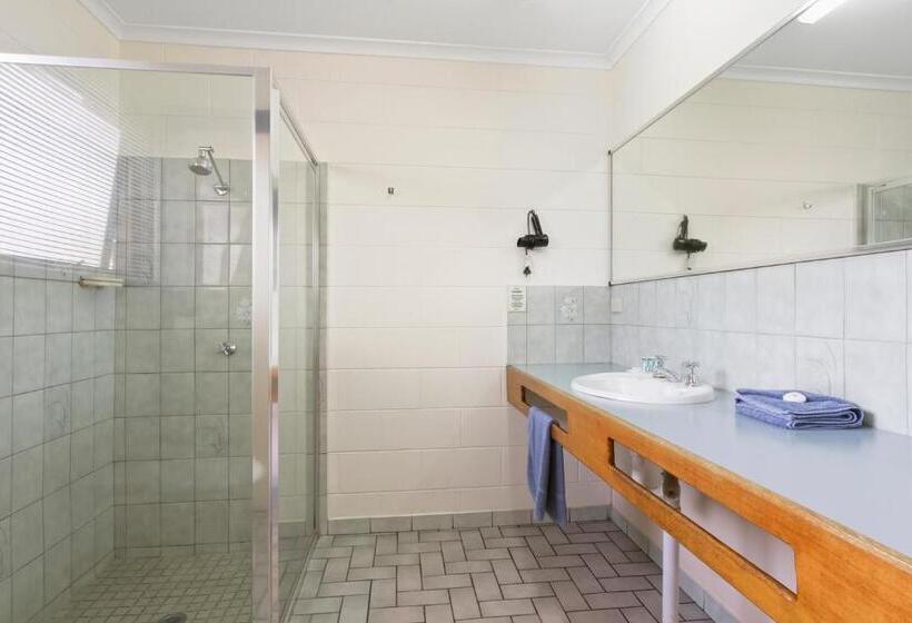 سوییت خانوادگی, Cunningham Shore Motel