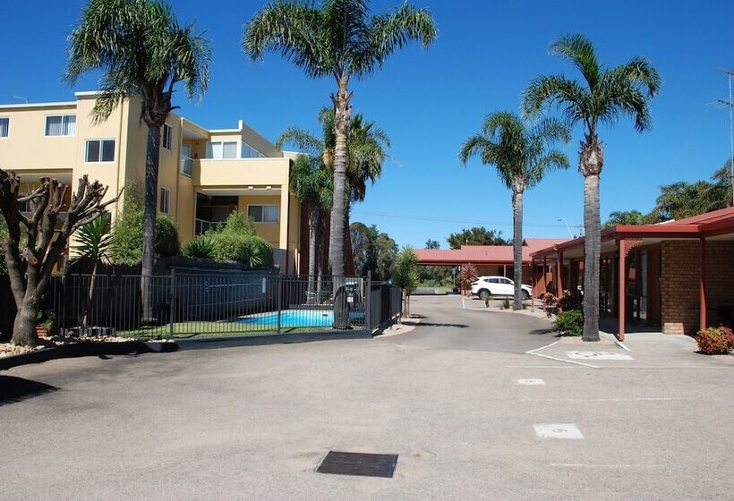 سوییت لوکس, Cunningham Shore Motel