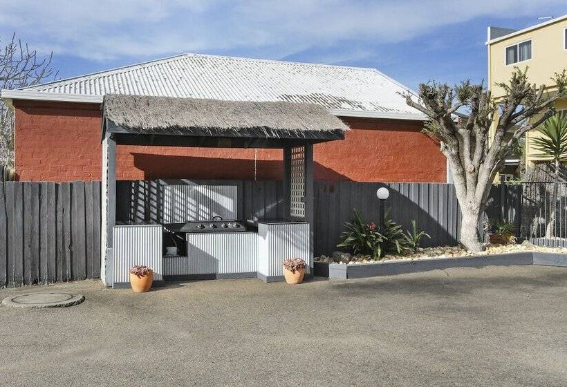 سوییت لوکس, Cunningham Shore Motel