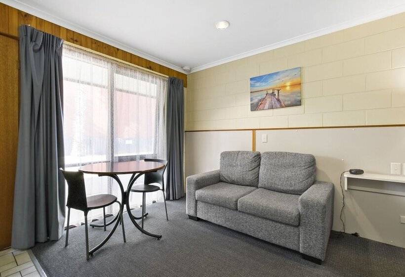 سوییت لوکس, Cunningham Shore Motel