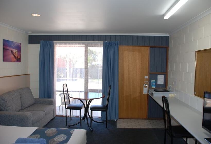 سوییت لوکس, Cunningham Shore Motel