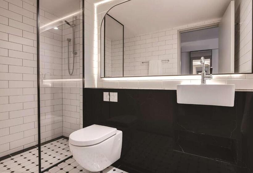 اتاق استاندارد با تخت بزرگ, The Savoy Hotel On Little Collins Melbourne