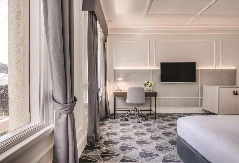 اتاق اجرایی با تخت بزرگ, The Savoy Hotel On Little Collins Melbourne
