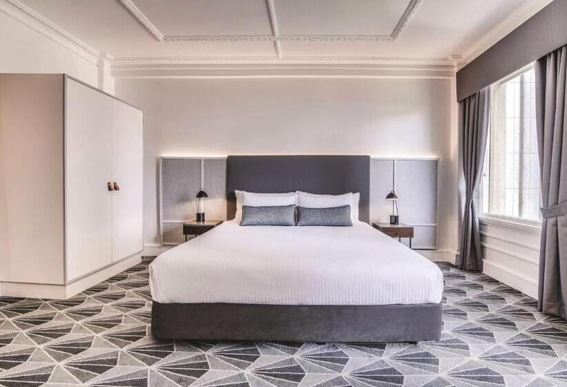 اتاق لوکس با چشم‌انداز, The Savoy Hotel On Little Collins Melbourne