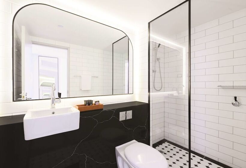 اتاق اجرایی با تخت بزرگ, The Savoy Hotel On Little Collins Melbourne