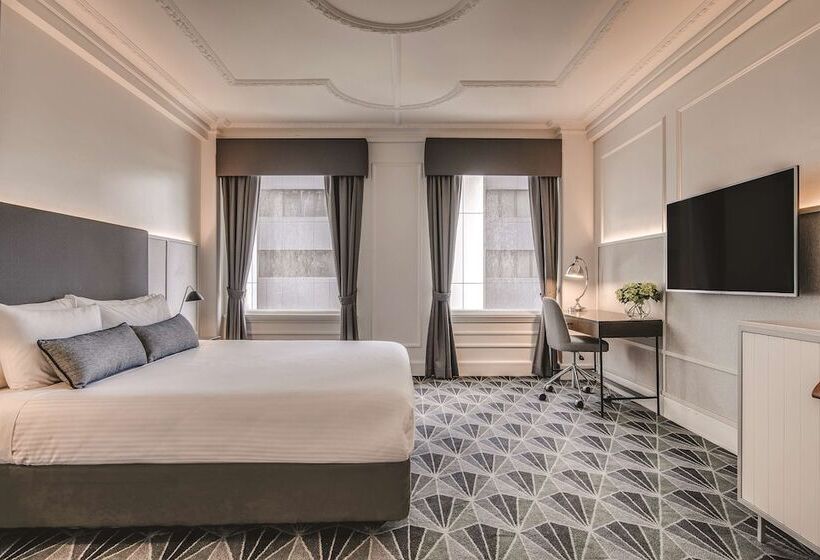 اتاق اجرایی با تخت بزرگ, The Savoy Hotel On Little Collins Melbourne