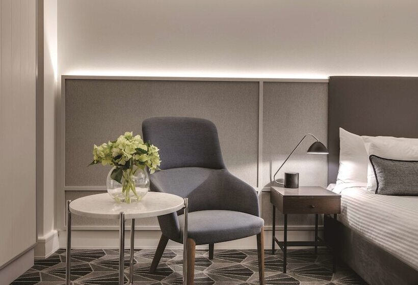 اتاق اجرایی با تخت بزرگ, The Savoy Hotel On Little Collins Melbourne
