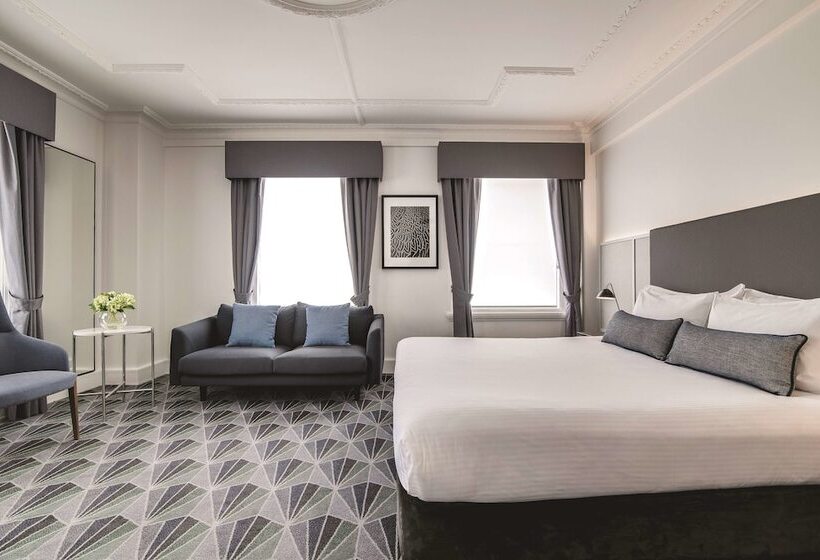 اتاق اجرایی با تخت بزرگ, The Savoy Hotel On Little Collins Melbourne