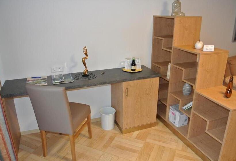 سوییت خانوادگی, Dei Hotel Schönblick