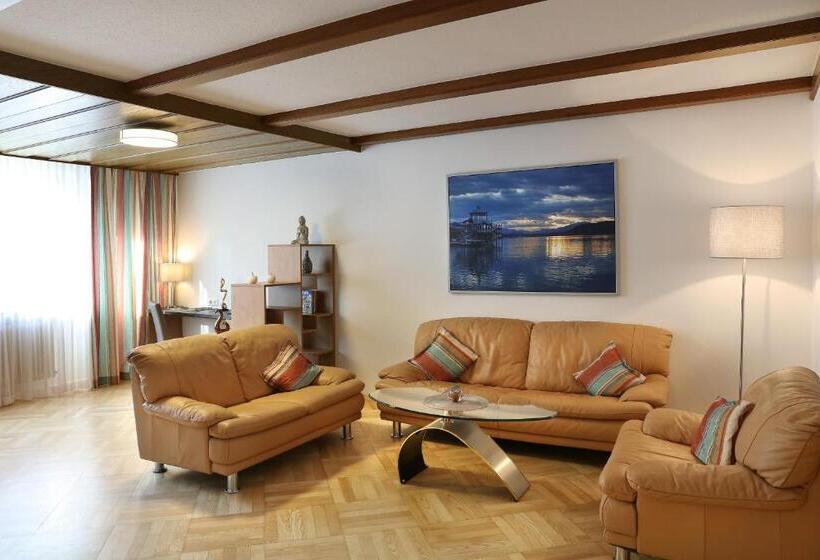 سوییت خانوادگی, Dei Hotel Schönblick