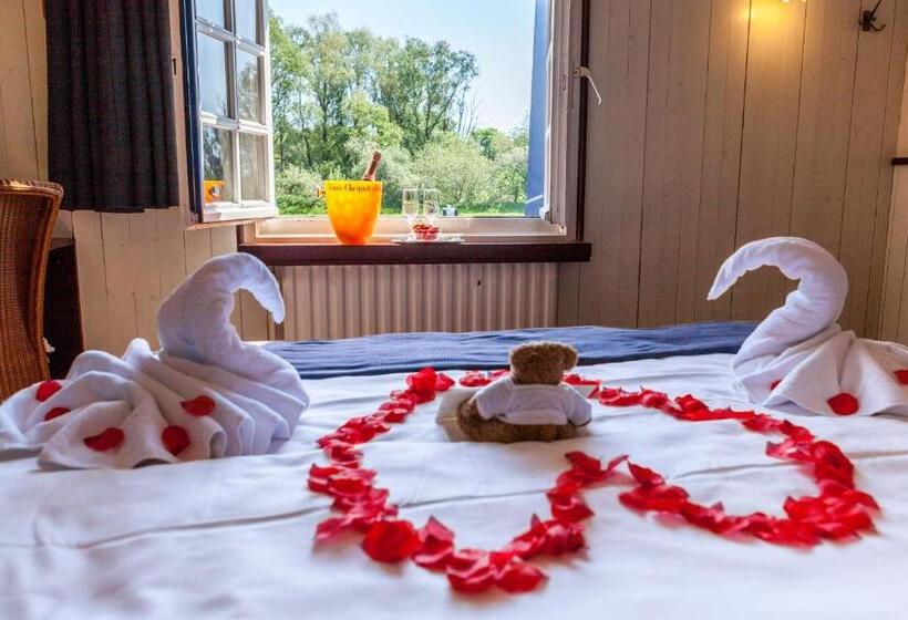 اتاق سوپریور با وان آب گرم, Boat Hotel De Barge