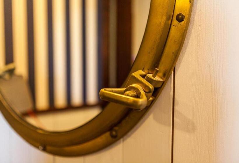 اتاق استاندارد با چشم‌انداز, Boat Hotel De Barge